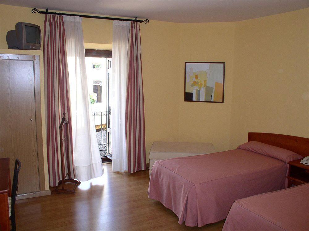 Hostal Restaurante Puerta Del Alcazar Ávila Kültér fotó